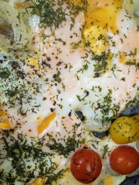 Soğan ve kiraz domates ile Tpan tam kızarmış yumurta 