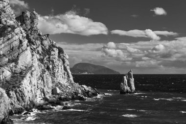 Karadeniz kıyısında Yalta yakınlarında Yelken kayalıkile siyah beyaz Karadeniz manzara