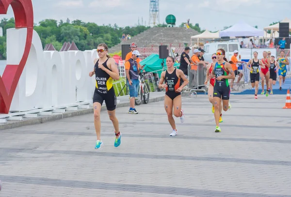 Dnipro Ucrania Junio 2019 Grupo Atletas Femeninas Corriendo Terraplén Ciudad — Foto de Stock