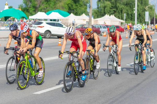 Dnipro Ucraina Giugno 2019 Gruppo Atlete Bicicletta Una Strada Cittadina — Foto Stock