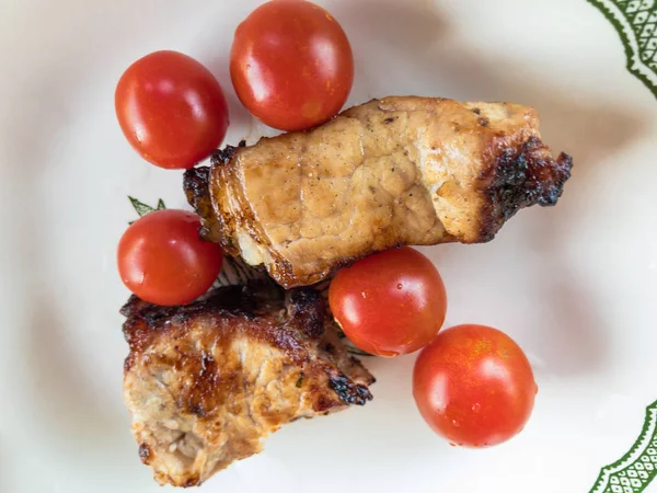 Top View Plate Fried Pieces Pork Meat Red Cherry Tomatoes — Stock Photo, Image