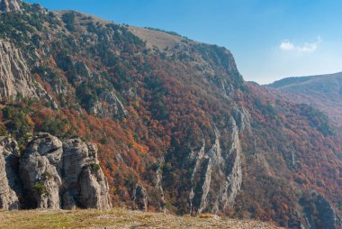 Alushta şehri yakınlarındaki Demerdzhi dağının yakın görünümü, Kırım yarımadası