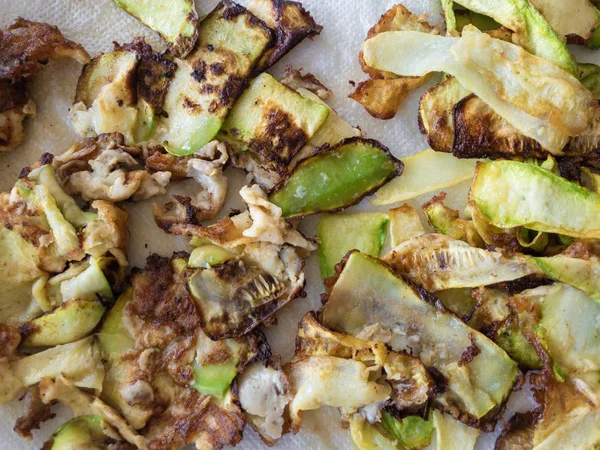 Top view on thin slices of fried zucchini lying on kitchen napki — Stock Photo, Image