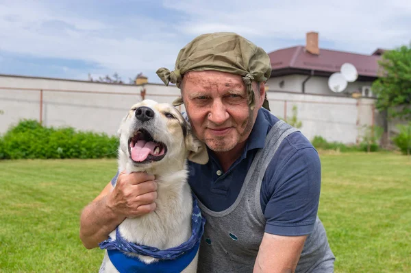 两个无家可归的恶魔的户外肖像 肮脏的成熟男人和可爱的混血儿狗 两者都很快乐 — 图库照片