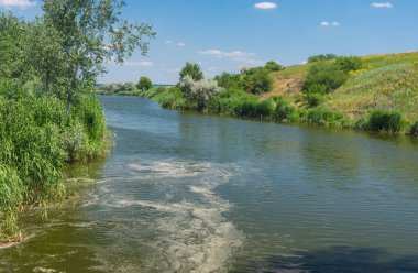 Yaz mevsiminde küçük Sura nehri olan Ukrayna kırsal arazisi