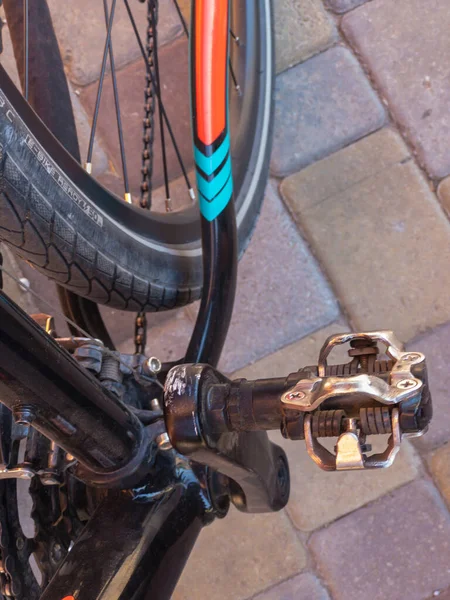 Top view on a bicycle frame with connecting-rod and contact pedal