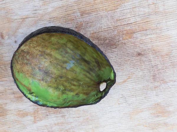 Draufsicht Auf Avocado Hass Rinde Ohne Fruchtfleisch Auf Einer Holzoberfläche — Stockfoto