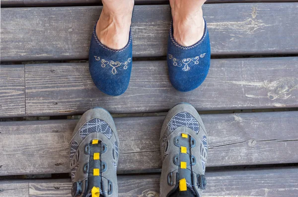 Visão Superior Pés Femininos Usando Chinelos Pés Masculinos Usando Sapatos — Fotografia de Stock