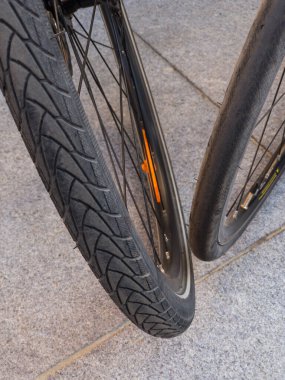 İki bisiklet tekerleğinin üst ve yakın görüntüsü farklı türde (lastikler yüklü) 