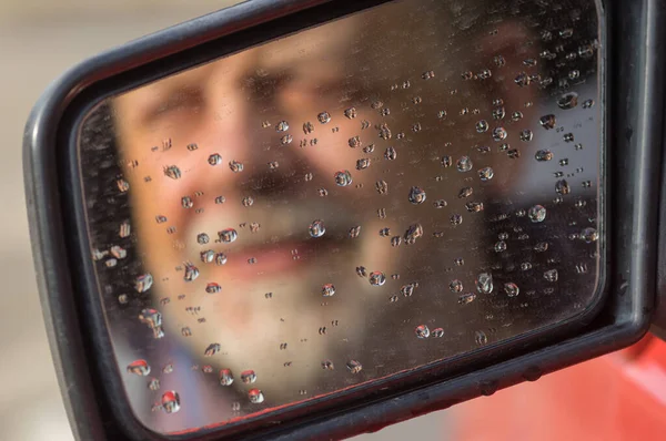 Verschwommene Silhouette Eines Bärtigen Kaukasischen Senior Fahrers Schmutzigen Rückspiegel — Stockfoto