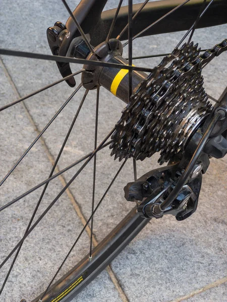 Vista Perto Uma Roda Bicicleta Corrida Com Cassete Cogset Instalado — Fotografia de Stock