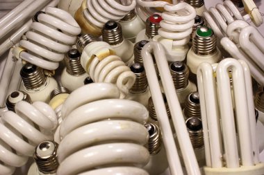 Eski floresan enerji tasarruflu lambalar yanmış. Zararlı ve zehirli elektronik atık