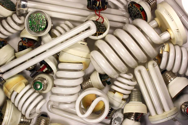 Eski floresan enerji tasarruflu lambalar yanmış. Zararlı ve zehirli elektronik atık
