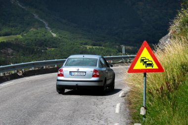 Ullensvang, Norveç - 22 Haziran 2018: Trafik reçel öncesinde uyarı yol işaretleri Hardanger fiyort, Norveç'Hordaland boyunca dar bir kıyı yolda. 