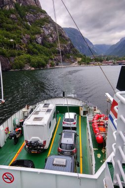 Lysebotn, Norveç - 12 Haziran 2018 Lysefjord 'da yolcu ve kargo feribotu, Lysebotn' a tek ulaşım, fiyordun sonundaki küçük bir köy..