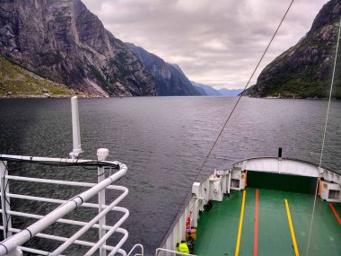 Lysebotn, Norveç - 12 Haziran 2018 Lysefjord 'da yolcu ve kargo feribotu, Lysebotn' a tek ulaşım, fiyordun sonundaki küçük bir köy..