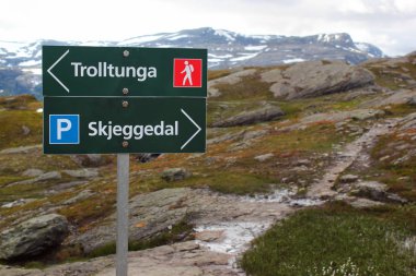 Skjeggedal, Norveç - 21 Haziran 2018: tabelasını Norveç gösterilen yön İlçesi, Trolltunga veya Troll dil, popüler turizm Hordaland'deki/daki oteller.