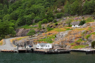 Songesand, Norveç - 12 Haziran 2018: Songesand, Forsand Belediyesi Rogaland County, hiçbir kalıcı sakinleri ile küçük bir yer pier Lysebotn ile Prekestolen arasında yer alan.
