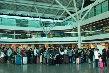 Varşova, Polonya - 9 Haziran 2018: Yolcular check-in sırasında gidiş salonu Varşova Chopin Uluslararası Havaalanı, Polonya'nın en büyük ve en işlek Havaalanı için bekleyen doğrultusunda.