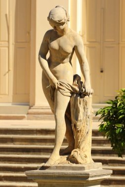 Varşova, Polonya - 9 Haziran 2018: Heykel eski Orangery Łazienki Parkı veya Royal banyoları, Varşova'daki en büyük parkı önünde.