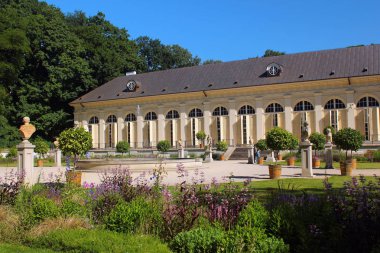 Varşova, Polonya - 9 Haziran 2018: Eski Orangery Łazienki Parkı veya Royal banyoları, hangi şehir merkezinin 76 hektar işgal Varşova en büyük parkı.
