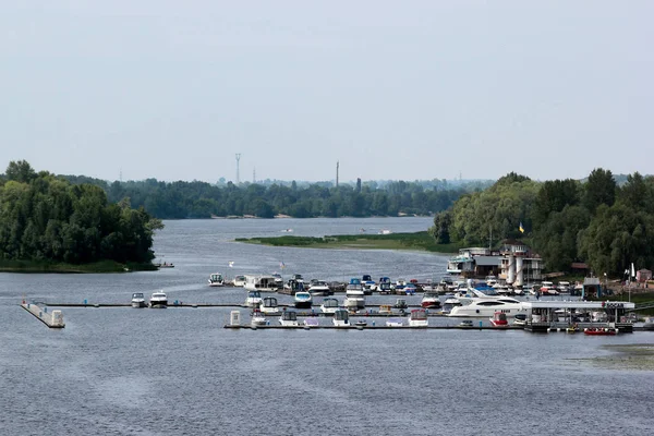 乌克兰基辅 2018年6月29日 基辅市中心第聂伯河上一个有系泊装置的港口的游艇和摩托艇 — 图库照片