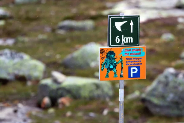 Skjeggedal Noruega Junho 2018 Signpost Mostrando Direção Distância Para Trolltunga — Fotografia de Stock