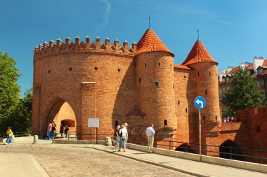Varşova, Polonya - 9 Haziran 2018: Varşova Barbican Old Town, UNESCO Dünya Miras Listesi ve yeni şehir arasında.