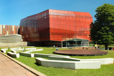 Varşova, Polonya - 9 Haziran 2018: Varşova Planetarium Copernicus bilim merkezinin kaşiflerinden Park'ta.