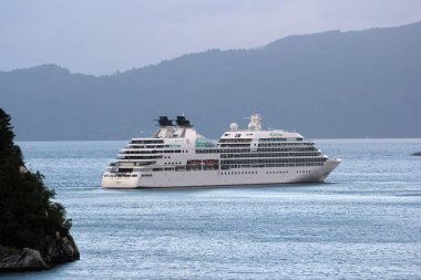 Aenes, Norveç - 19 Haziran 2018: Mv Seabourn Quest, Seabourn Cruise Line, Maurangsfjorden Kvinnherad, Hordaland İlçesi, Norveç Furebergsfossen şelale yakınındaki içinde lüks yolcu gemisi.
