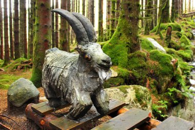 Ardal, Norveç - 15 Haziran 2018: Eventyrskogen, Ryfylke Ardal yakınındaki Fairytale orman. Çocuk Tema Parkı yeşil yosunlu ormandaki heykeller troller ve karakter eski Norveççe Tales.