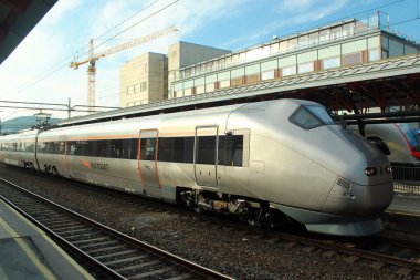 Drammen, Norveç - 10 Haziran 2018: Flytoget, yüksek hızlı Havaalanı Express treni Oslo Airport Oslo Merkez İstasyonu'na 19 dakika sonra bağlanma..