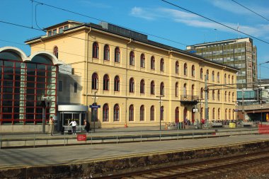 Drammen, Norveç - 10 Haziran 2018: Tren İstasyonu, Drammen, Buskerud ilçe başkenti binanın.