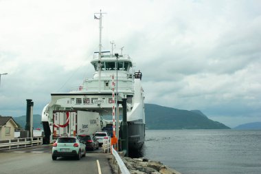 Hjelmeland, Norveç - 15 Haziran 2018: Otomobil ve kamyon feribot içinde Hjelmelandsvagen, Hjelmeland Belediyesi, ilçe Rogaland, Norveç Yönetim Merkezi bağlantı noktası yükleme.