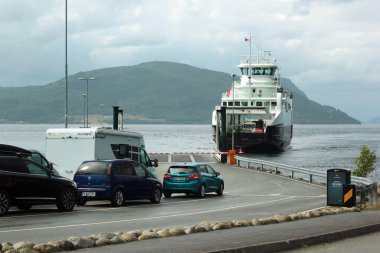 Hjelmeland, Norveç - 15 Haziran 2018: Josenfjorden geçen gemi Hjelmelandsvagen, Hjelmeland yerleşim yeri Yönetim Merkezi bağlantı noktası yaklaşıyor.