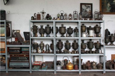 Kiev, Ukrayna - 29 Haziran 2018: Gereksiz şeyler Müzesi serbestçe antikalar, ihtiyarlar ve dökümlerini ve çöp kaydedildi geri dönüşümlü malzeme koleksiyonları sergiler.