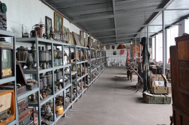 Kiev, Ukrayna - 29 Haziran 2018: Gereksiz şeyler Müzesi serbestçe antikalar, ihtiyarlar ve dökümlerini ve çöp kaydedildi geri dönüşümlü malzeme koleksiyonları sergiler.