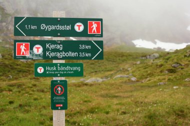Lysebotn, Norveç - 12 Haziran 2018: yön ve mesafe Kjeragbolten için gösterilen yön tabelası, sıkışmış bir kaya dağın yarık Kjerag dağda ve popüler bir turizm.