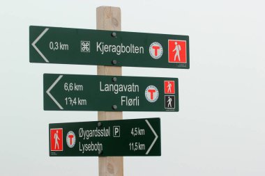 Lysebotn, Norveç - 12 Haziran 2018: yön ve mesafe Kjeragbolten için gösterilen yön tabelası, sıkışmış bir kaya dağın yarık Kjerag dağda ve popüler bir turizm.