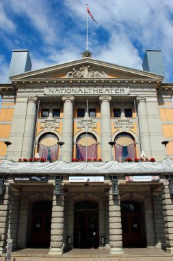 Oslo, Norveç - 26 Haziran 2018: Oslo'nin Ulusal Tiyatrosu, 1899 yılında açıldı Norveç'in ana arena sahne sanatçıları, tiyatro prodüksiyonları ve büyük kutlamalar için.