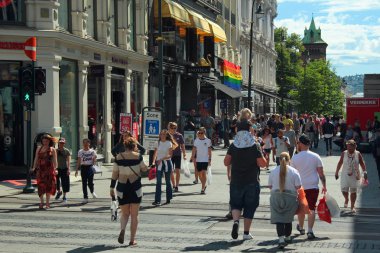 Oslo, Norveç - 26 Haziran 2018: Sokak Merkezi Oslo, Kral Charles Iii John onuruna şehrin ana caddesi Karl Johans gate meşgul yürüyen insanlar.