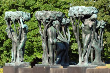 Oslo, Norveç - 26 Haziran 2018: Heykel çalışmaları ve Gustav Vigeland şık Park, popüler turizm Norveç başkenti sanatsal nesneler.