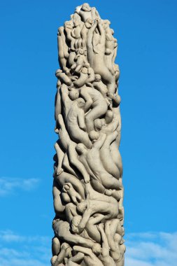 Oslo, Norveç - 26 Haziran 2018: Heykel çalışmaları ve Gustav Vigeland şık Park, popüler turizm Norveç başkenti sanatsal nesneler.