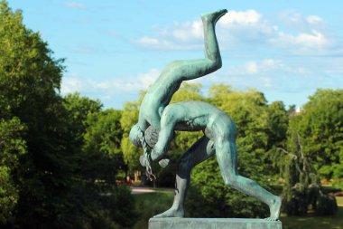 Oslo, Norveç - 26 Haziran 2018: Heykel çalışmaları ve Gustav Vigeland şık Park, popüler turizm Norveç başkenti sanatsal nesneler.