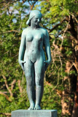 Oslo, Norveç - 26 Haziran 2018: Heykel çalışmaları ve Gustav Vigeland şık Park, popüler turizm Norveç başkenti sanatsal nesneler.