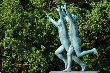 Oslo, Norveç - 26 Haziran 2018: Heykel çalışmaları ve Gustav Vigeland şık Park, popüler turizm Norveç başkenti sanatsal nesneler.