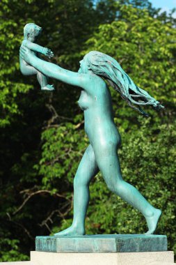 Oslo, Norveç - 26 Haziran 2018: Heykel çalışmaları ve Gustav Vigeland şık Park, popüler turizm Norveç başkenti sanatsal nesneler.