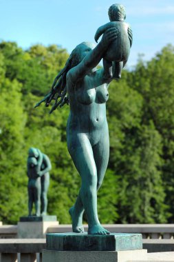 Oslo, Norveç - 26 Haziran 2018: Heykel çalışmaları ve Gustav Vigeland şık Park, popüler turizm Norveç başkenti sanatsal nesneler.