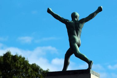 Oslo, Norveç - 26 Haziran 2018: Heykel çalışmaları ve Gustav Vigeland şık Park, popüler turizm Norveç başkenti sanatsal nesneler.