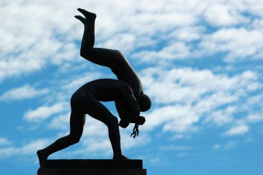 Oslo, Norveç - 26 Haziran 2018: Heykel çalışmaları ve Gustav Vigeland şık Park, popüler turizm Norveç başkenti sanatsal nesneler.
